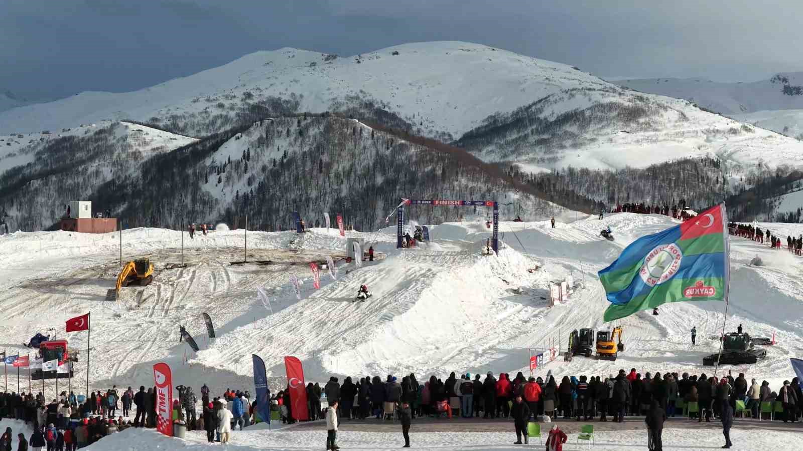 Rize’de adrenalin sis deniziyle buluştu, ortaya görsel şölen çıktı
