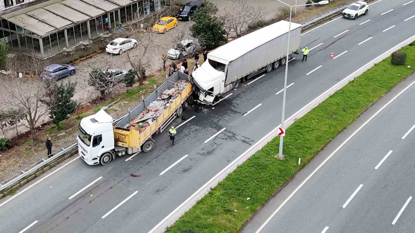 Rize’de arıza yaptığı için park halinde olan tıra başka bir tır çarptı: 1’i ağır 4 yaralı
