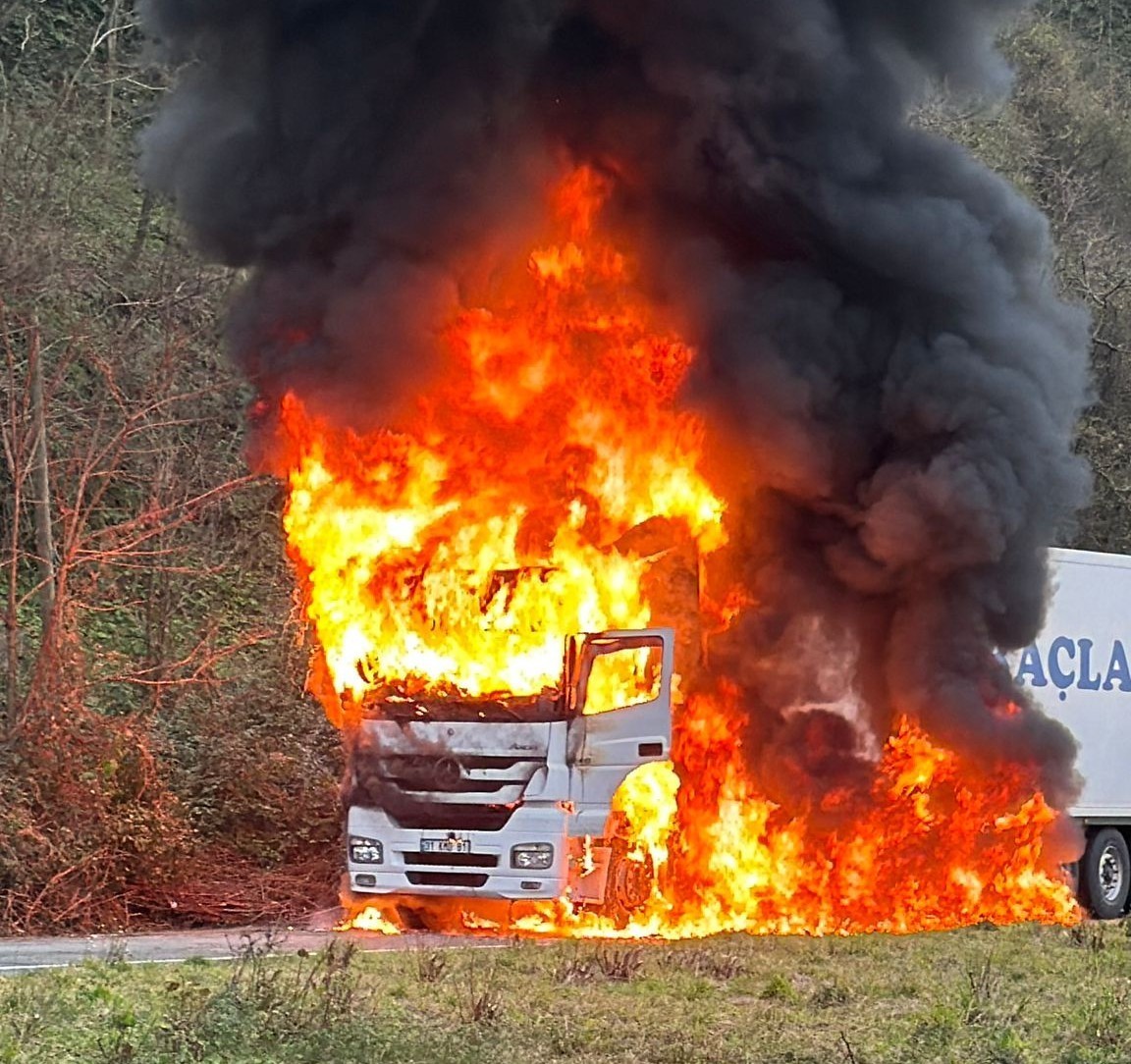 Rize’de arızalanan tır alev alev yandı
