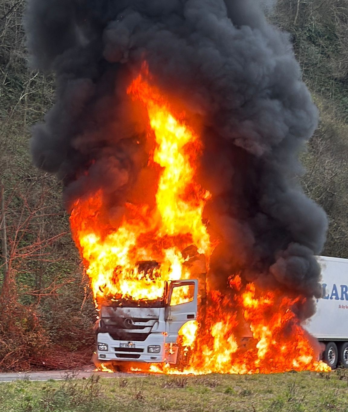 Rize’de arızalanan tır alev alev yandı
