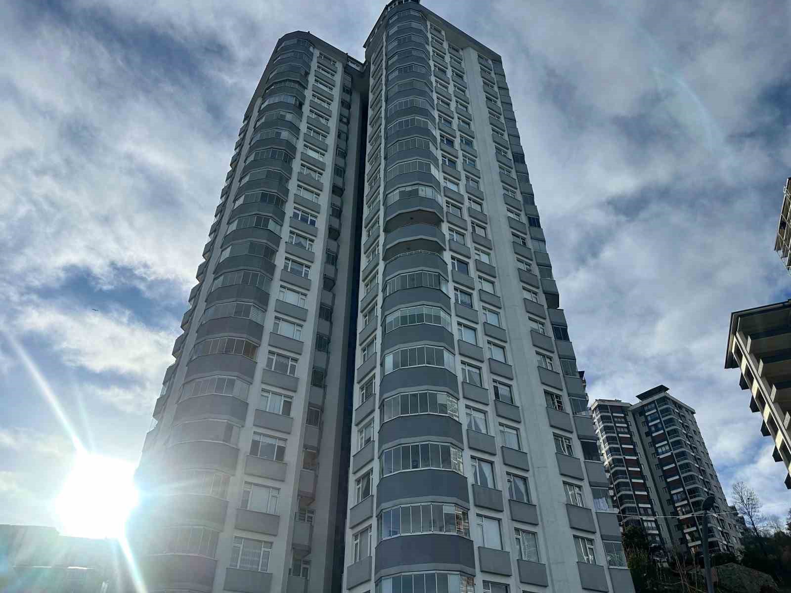 Rize’de binanın 10. katından düşen akademisyen yaşamını yitirdi
