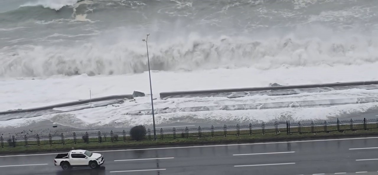 Rize’de dev dalgalar Karadeniz Sahil Yolu’na ulaştı
