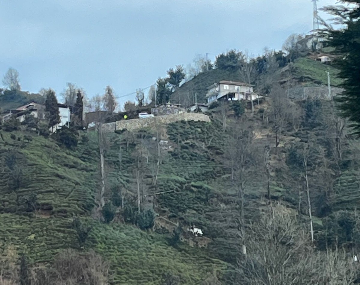 Rize’de hafif ticari araç uçuruma yuvarlandı, eski muhtar hayatını kaybetti
