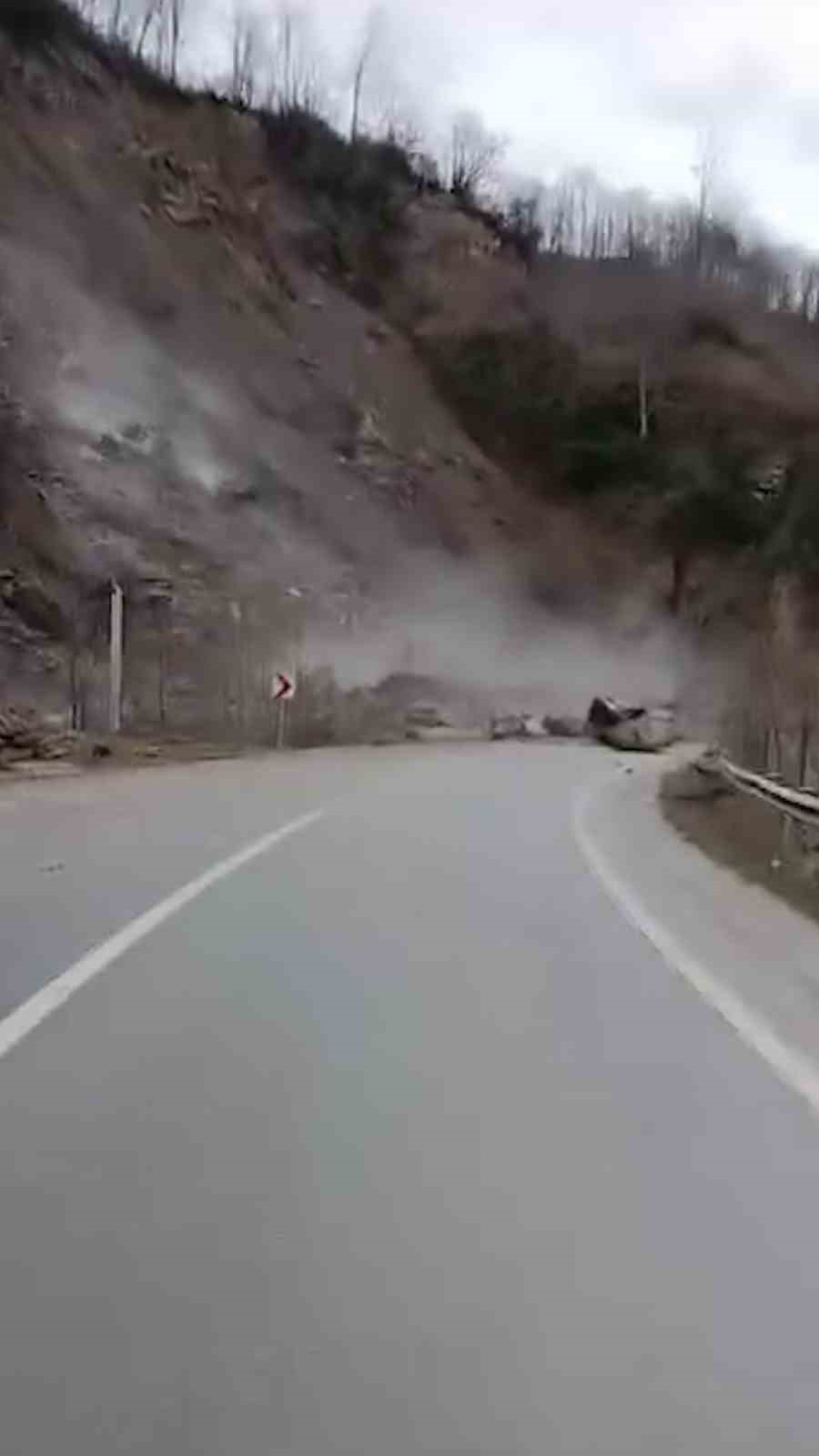 Rize’de heyelan köy yolunu ulaşıma kapattı
