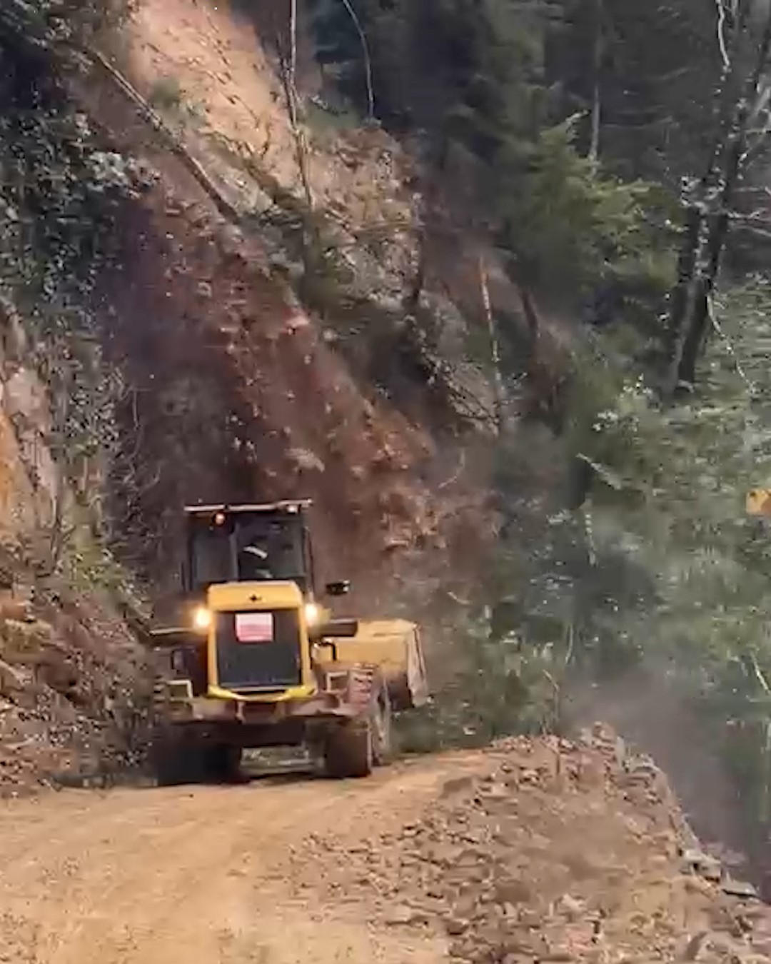 Rize’de heyelanı temizleyen iş makinesi 2. heyelandan son anda kurtuldu
