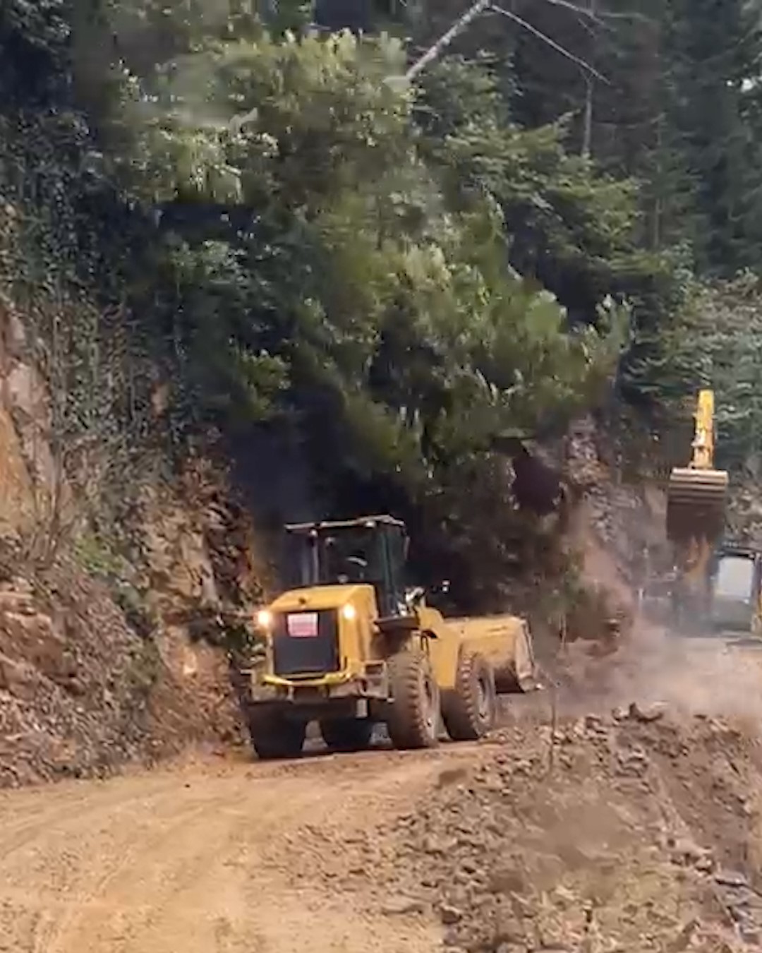 Rize’de heyelanı temizleyen iş makinesi 2. heyelandan son anda kurtuldu
