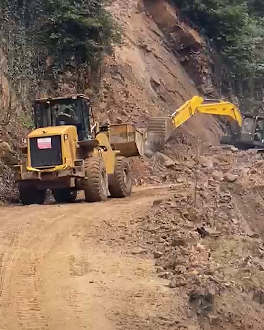 Rize’de heyelanı temizleyen iş makinesi 2. heyelandan son anda kurtuldu
