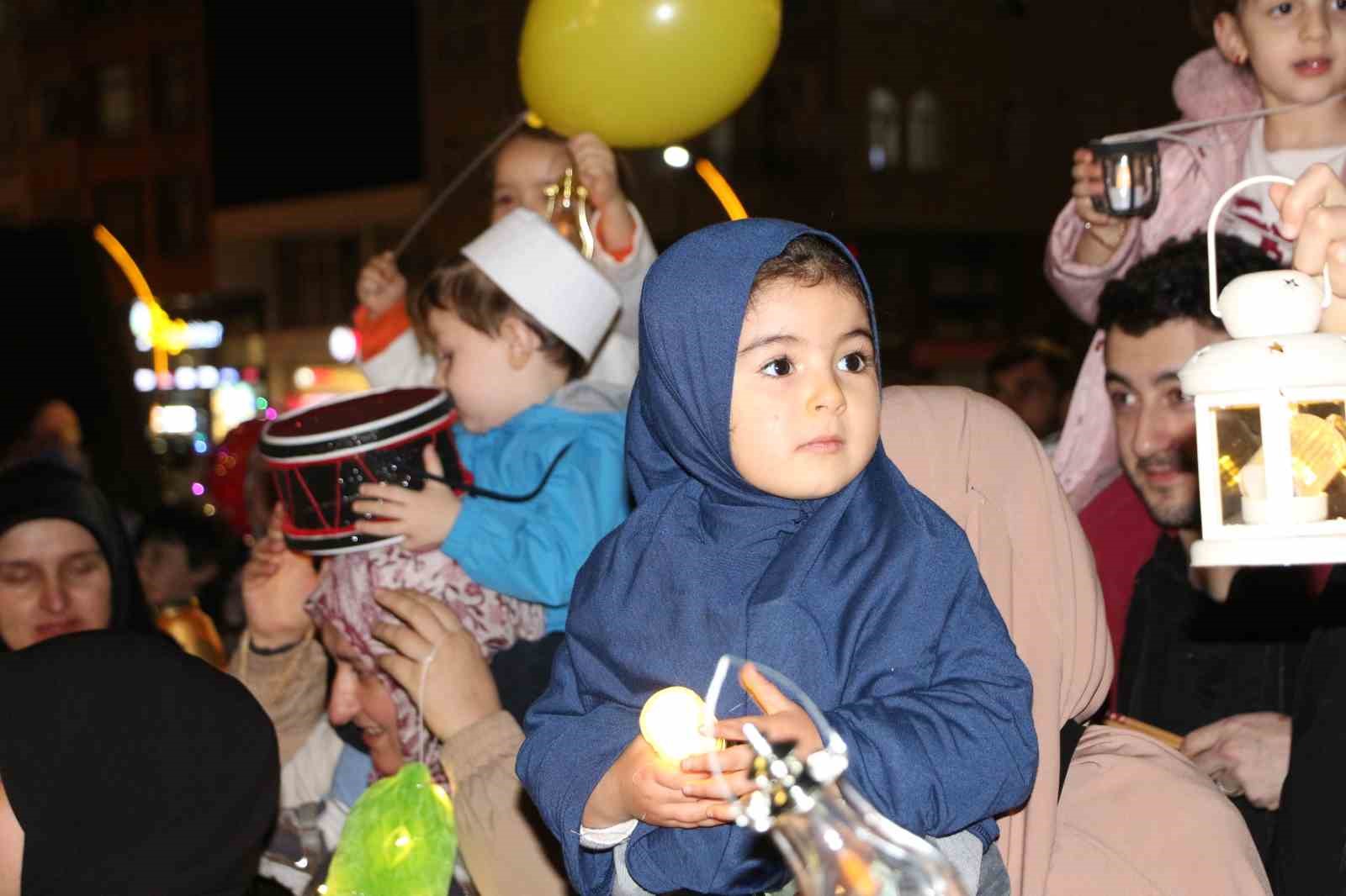 Rize’de minikler ve aileleri Ramazan ayını fener alayı ile karşıladı
