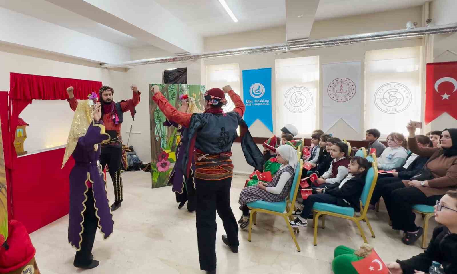 Rize’de öğrencilere Karagöz ve Hacivat gösterisi
