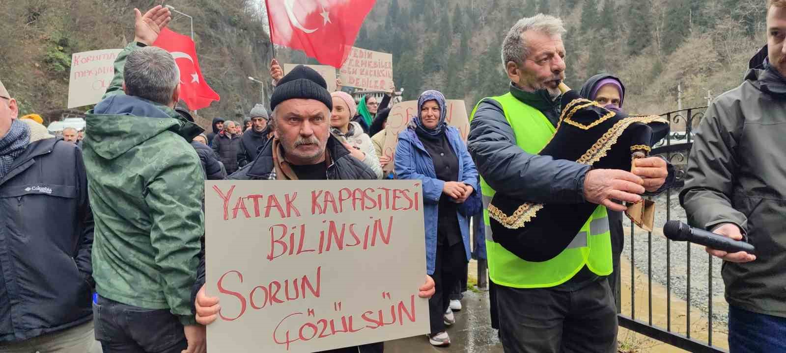 Rize’de ruhsatsız turizm işletmecilerinden "Yıkmayın" protestosu
