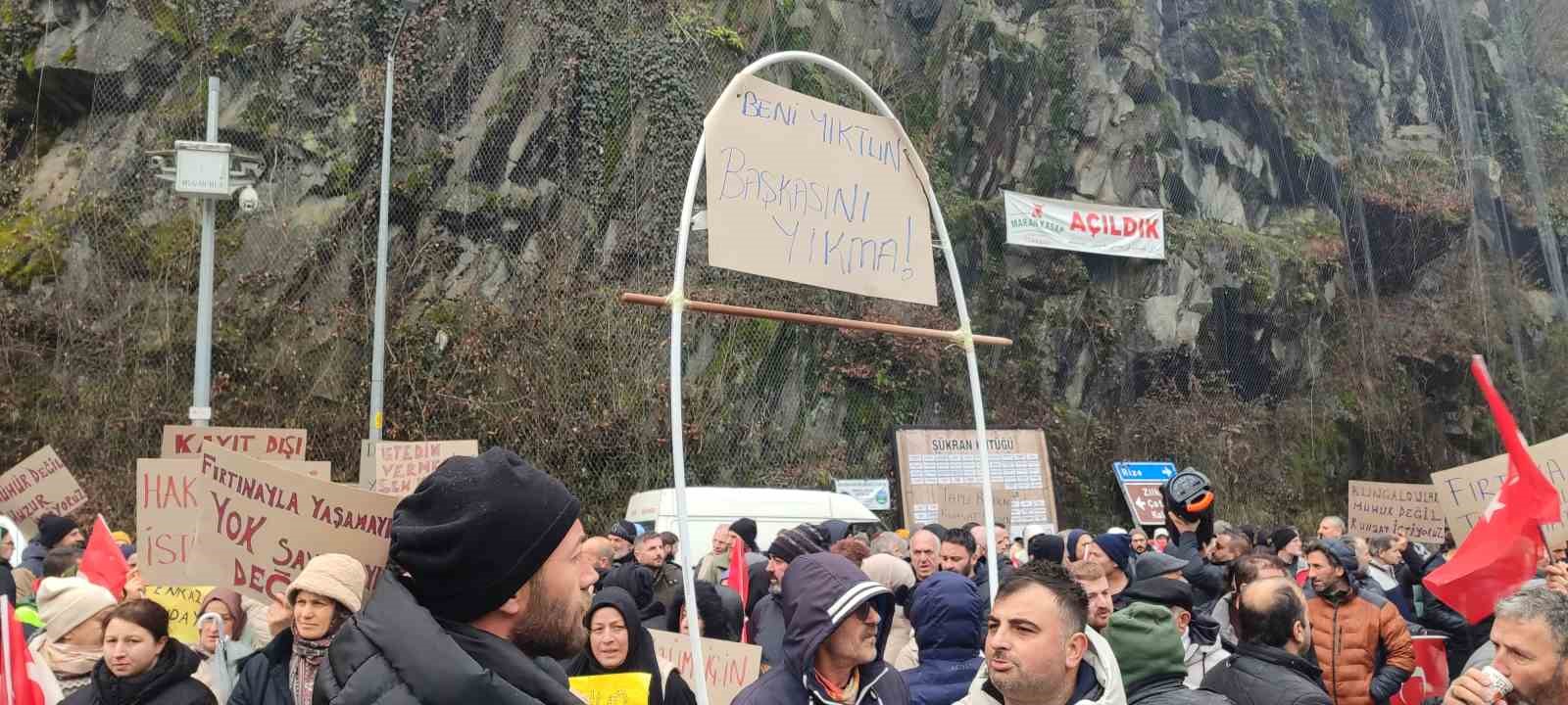 Rize’de ruhsatsız turizm işletmecilerinden "Yıkmayın" protestosu
