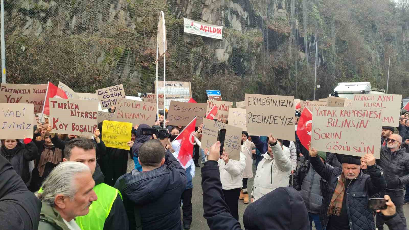 Rize’de ruhsatsız turizm işletmecilerinden "Yıkmayın" protestosu
