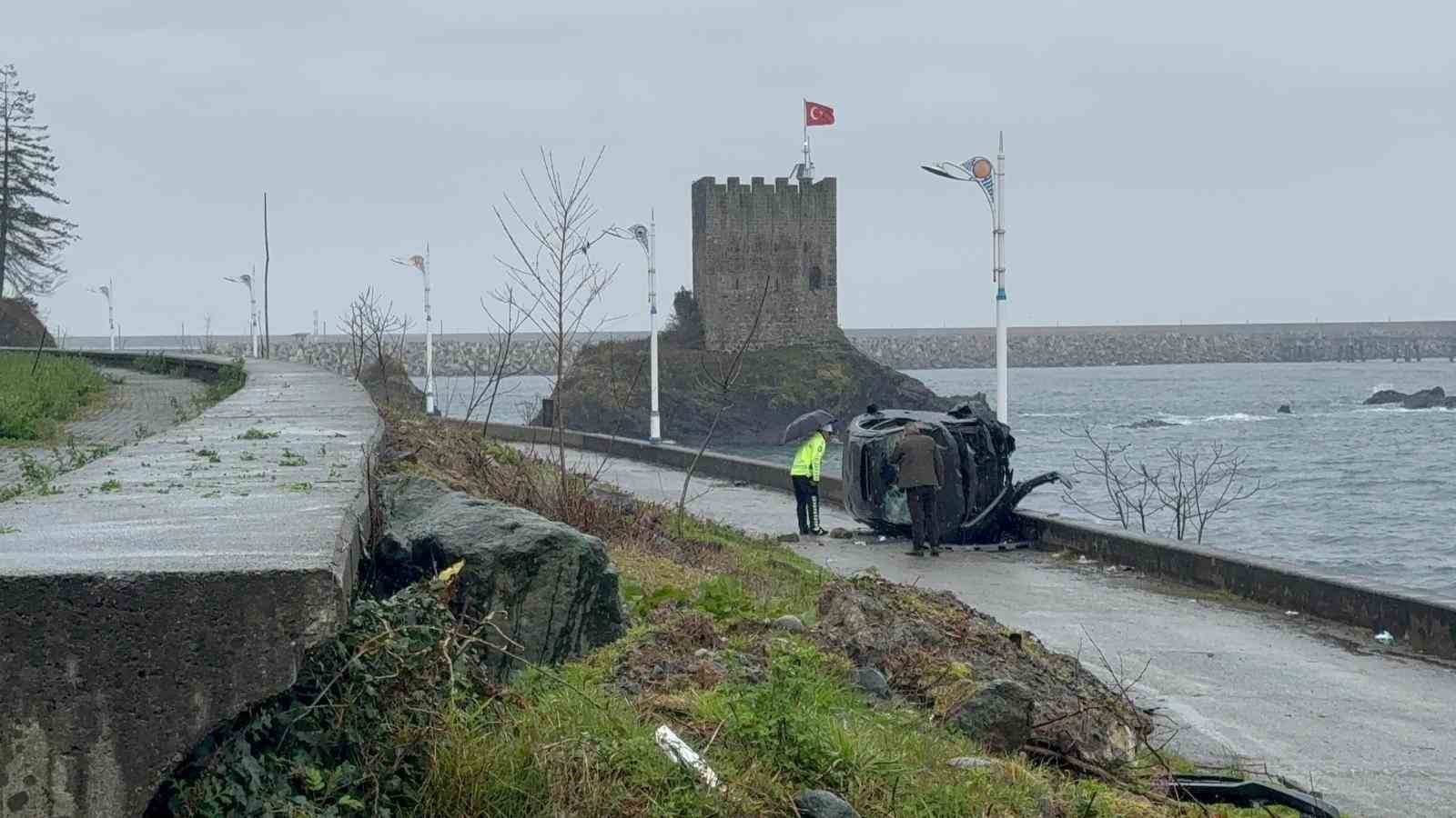 Rize’de takla atan otomobil beton bariyere çarparak denize uçmaktan kurtuldu
