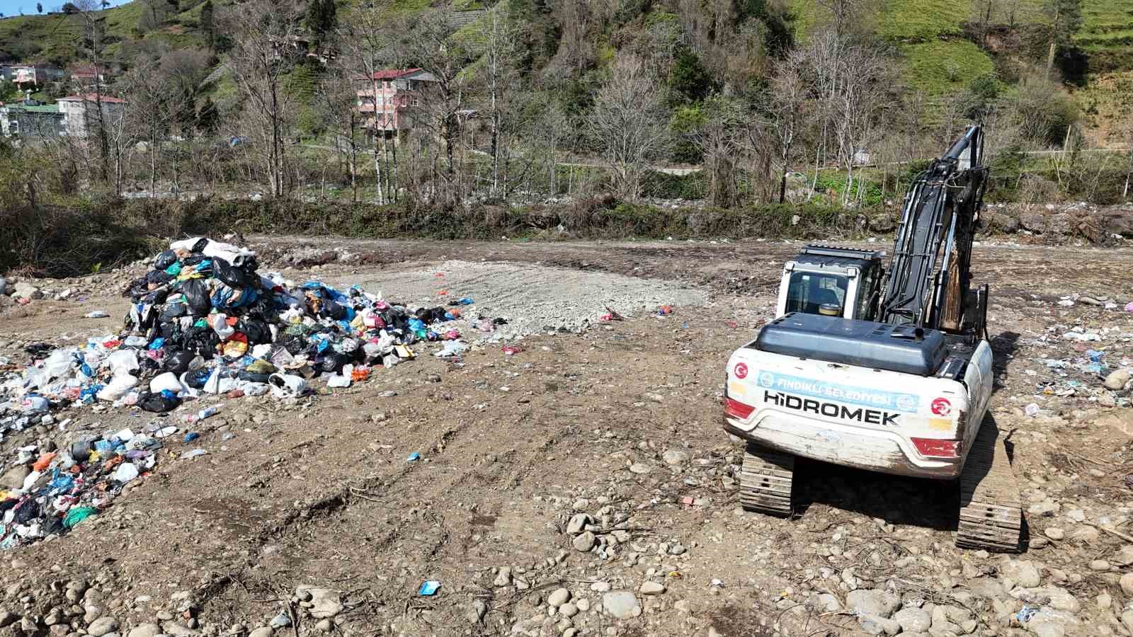 Rize’de vahşi çöp depolama sahası vatandaşları canından bezdirdi
