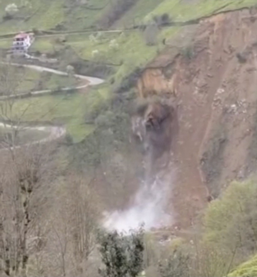Rize’de yamaçtan düşen kaya saniye saniye kameraya yansıdı
