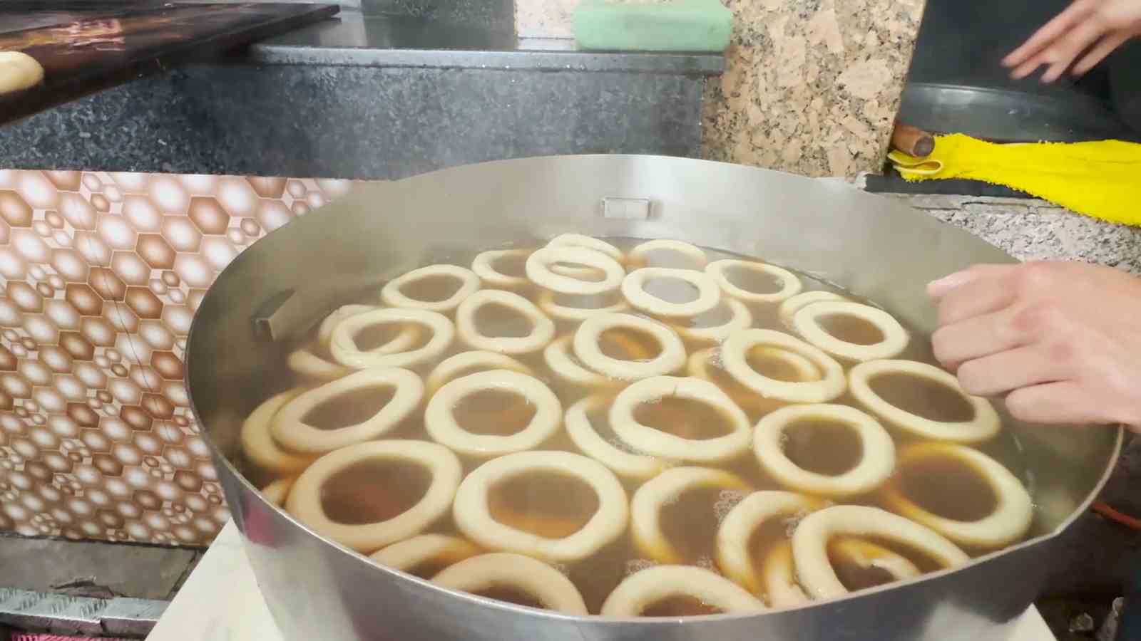 Rizelilerin vazgeçilmezi ’susamsız simit’ Cumhurbaşkanı Erdoğan’la gündeme geldi
Rizelilerin vazgeçilmezi ’susamsız simit’ Cumhurbaşkanı Erdoğan’la gündeme geldi