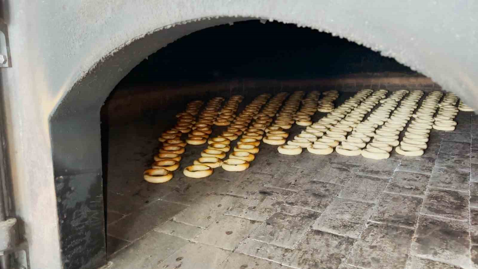 Rizelilerin vazgeçilmezi ’susamsız simit’ Cumhurbaşkanı Erdoğan’la gündeme geldi
Rizelilerin vazgeçilmezi ’susamsız simit’ Cumhurbaşkanı Erdoğan’la gündeme geldi