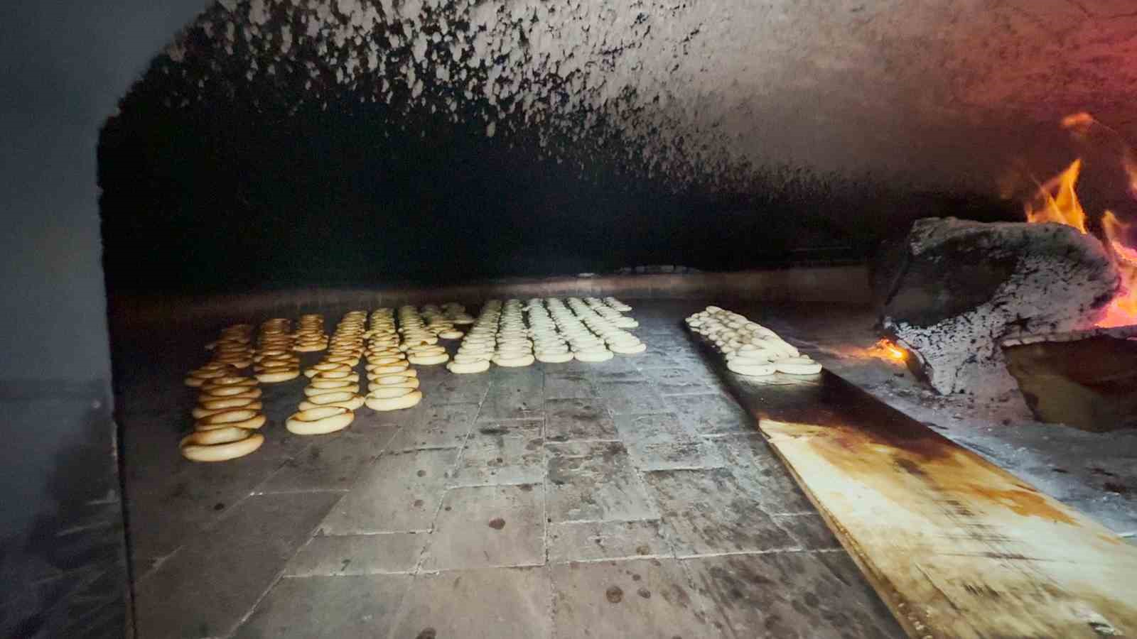 Rizelilerin vazgeçilmezi ’susamsız simit’ Cumhurbaşkanı Erdoğan’la gündeme geldi
Rizelilerin vazgeçilmezi ’susamsız simit’ Cumhurbaşkanı Erdoğan’la gündeme geldi