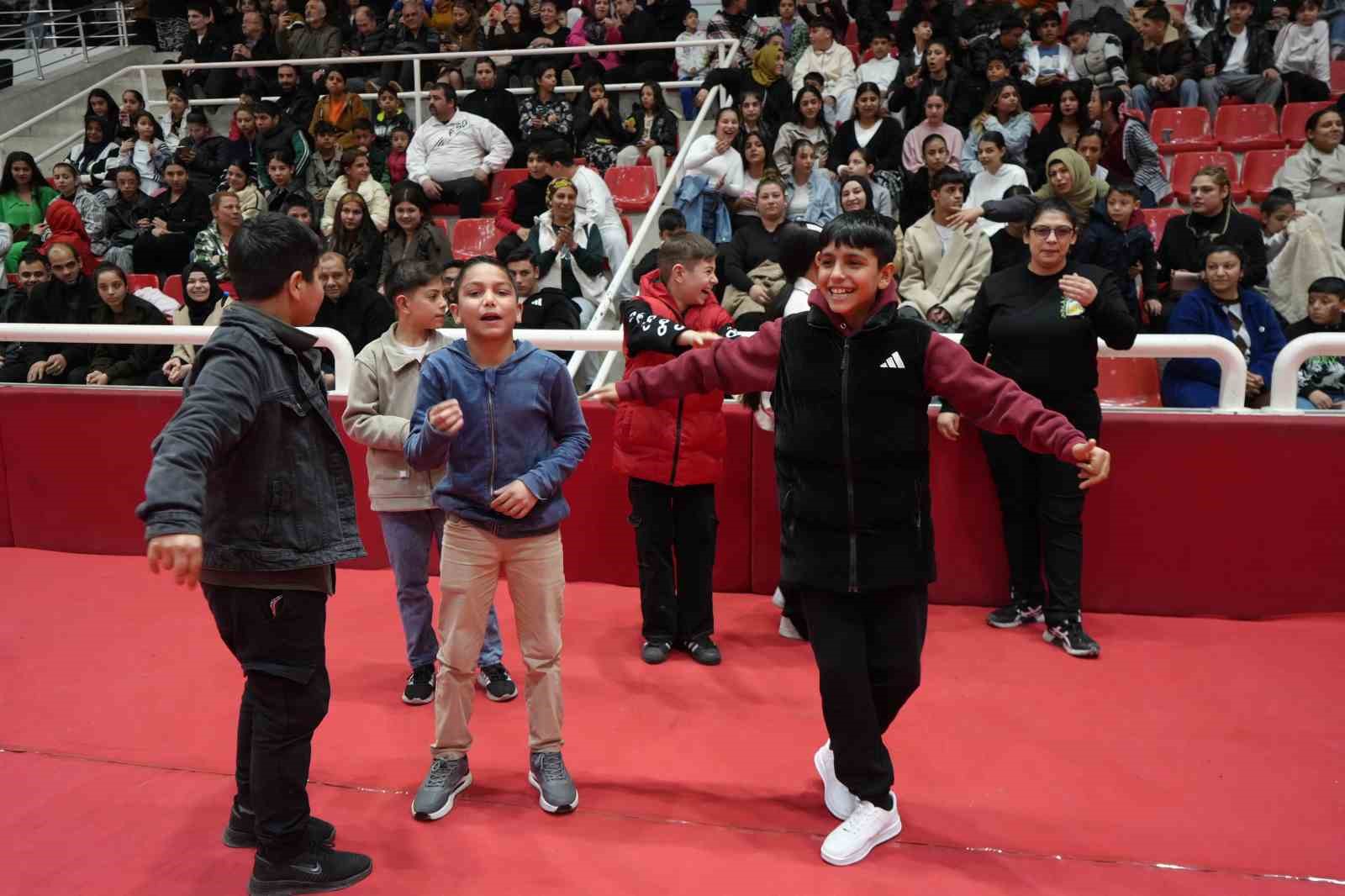 Romanlar, attıkları göbekle düşman çatlattı
