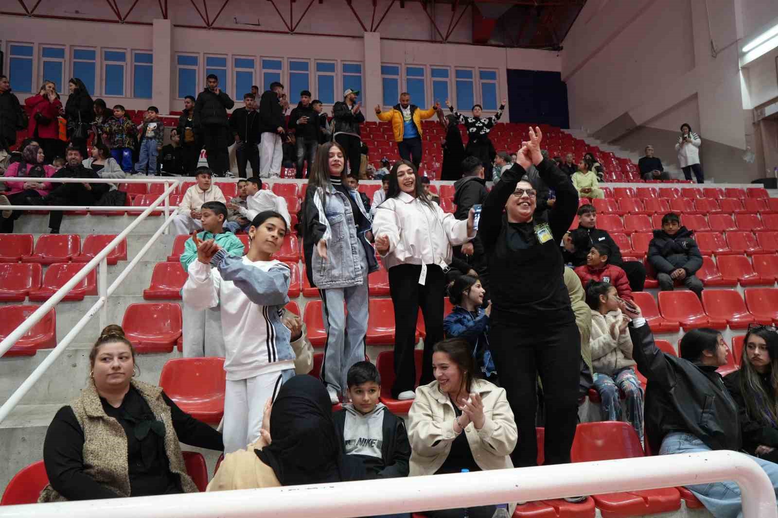 Romanlar, attıkları göbekle düşman çatlattı
