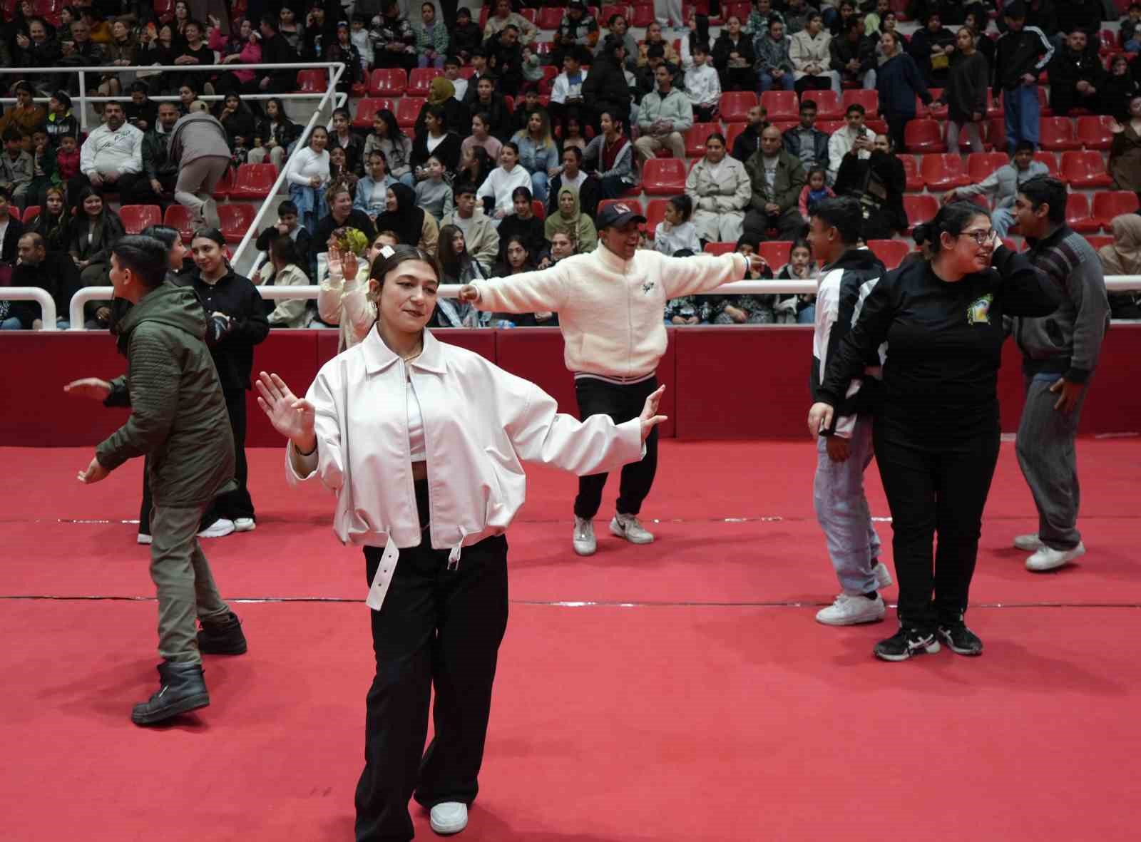 Romanlar, attıkları göbekle düşman çatlattı
