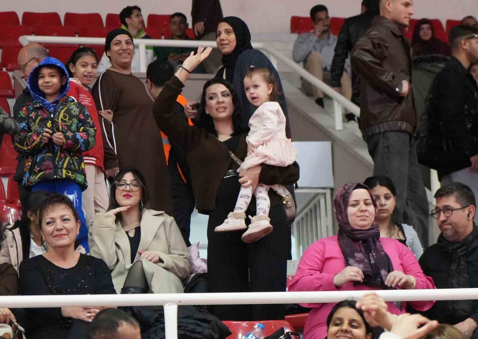 Romanlar, attıkları göbekle düşman çatlattı
