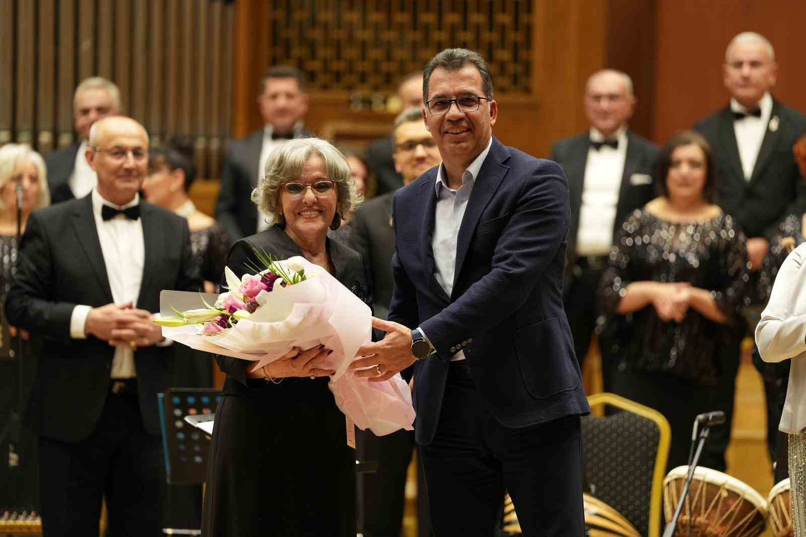 RTÜK Türk Müzik Topluluğu sanatseverlerle buluştu
RTÜK Türk Müzik Topluluğu sanatseverlerle buluştu