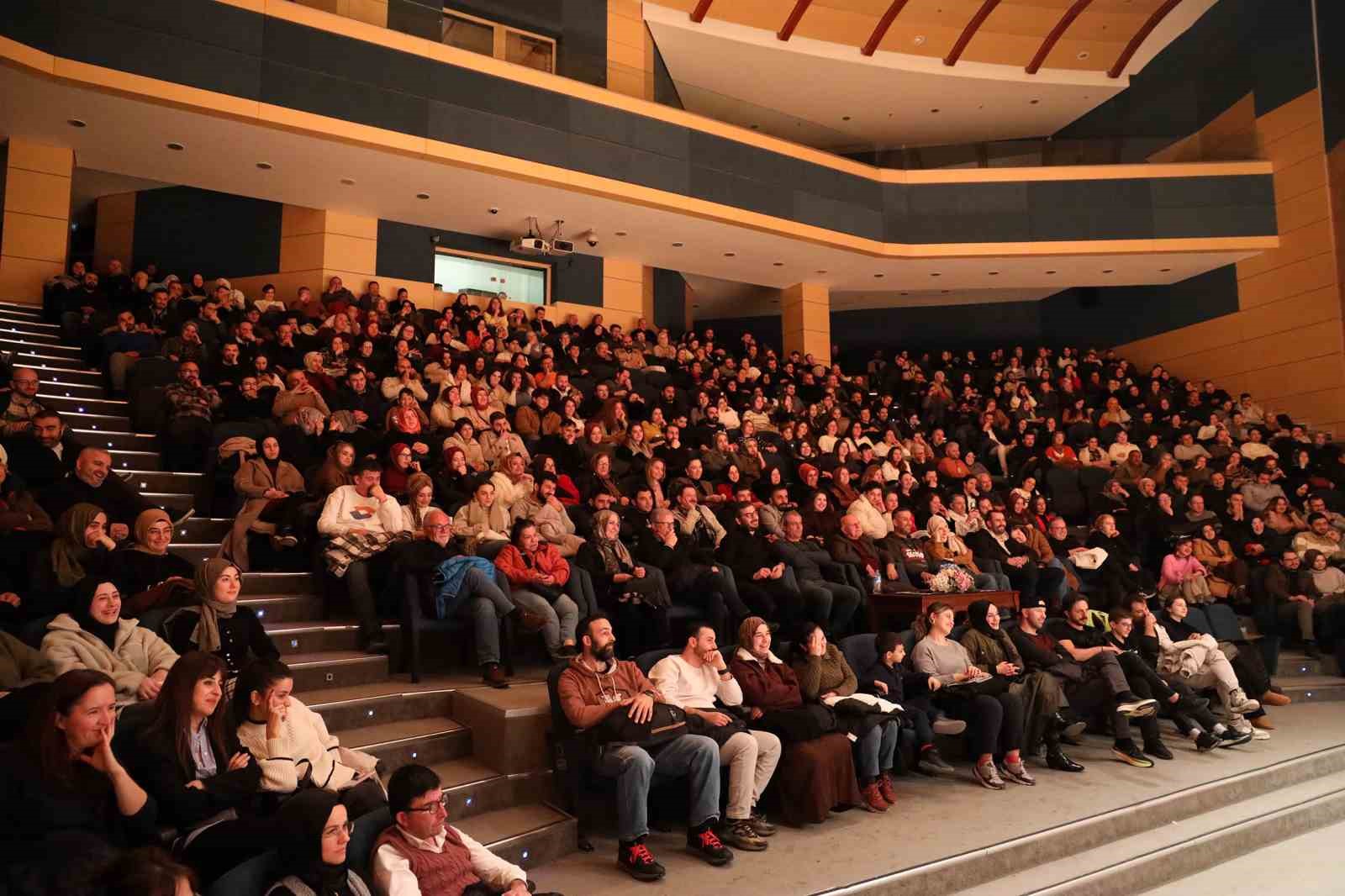"Ruh Öküzüm" oyunu sanatseverlerden yoğun ilgi gördü
