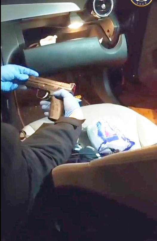 Ruhsatsız tabanca için aracına gizli bölme yapmış
