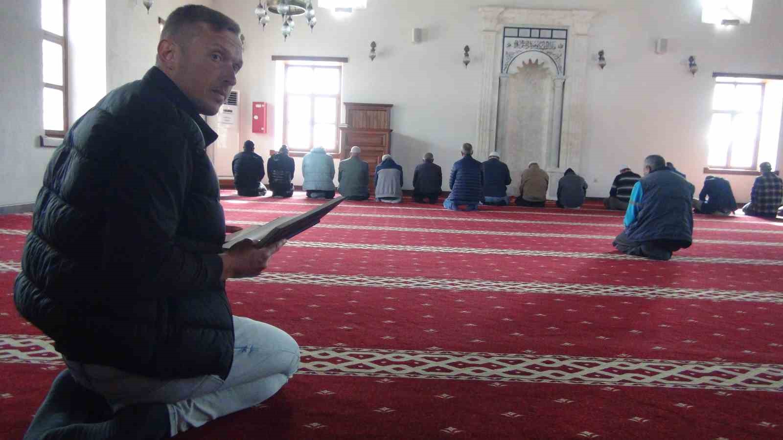 Rus Nikolai’dan Ramazan hassasiyeti: Müslüman değil ama her gün oruç tutuyor
Rus Nikolai’dan Ramazan hassasiyeti: Müslüman değil ama her gün oruç tutuyor