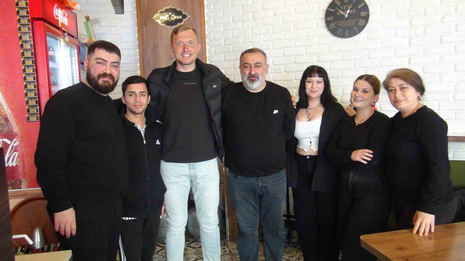 Rus Nikolai’dan Ramazan hassasiyeti: Müslüman değil ama her gün oruç tutuyor
Rus Nikolai’dan Ramazan hassasiyeti: Müslüman değil ama her gün oruç tutuyor