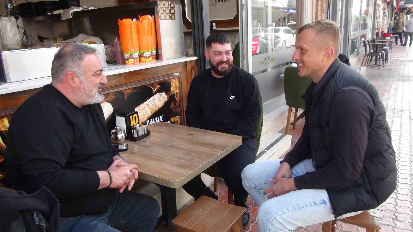 Rus Nikolai’dan Ramazan hassasiyeti: Müslüman değil ama her gün oruç tutuyor
Rus Nikolai’dan Ramazan hassasiyeti: Müslüman değil ama her gün oruç tutuyor