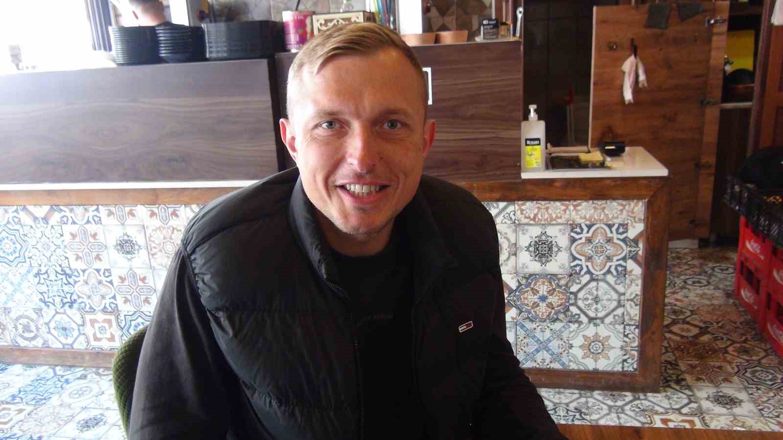 Rus Nikolai’dan Ramazan hassasiyeti: Müslüman değil ama her gün oruç tutuyor
Rus Nikolai’dan Ramazan hassasiyeti: Müslüman değil ama her gün oruç tutuyor