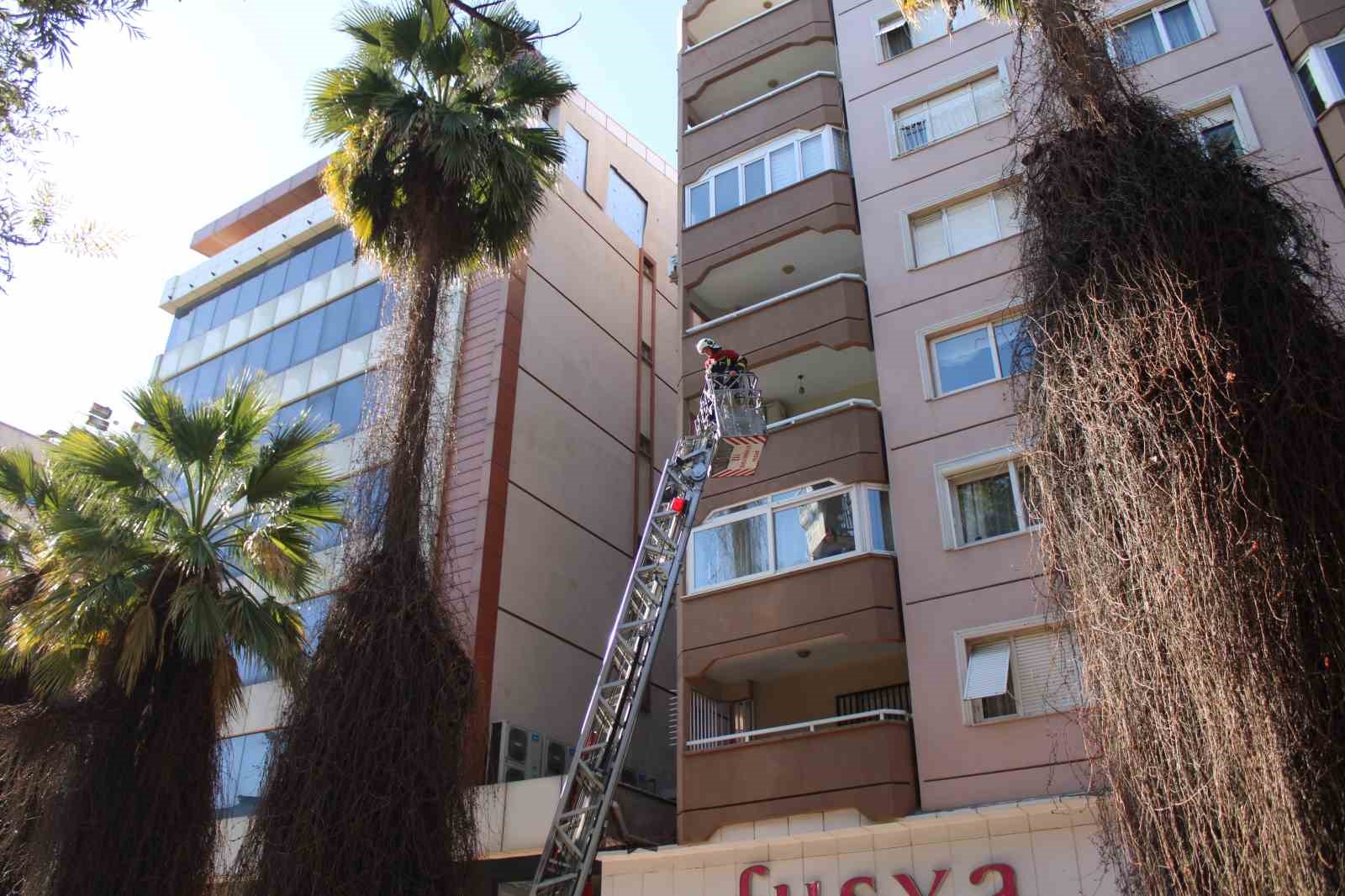 Rüzgar binanın cephesini söktü, facia kıl payı atlatıldı
