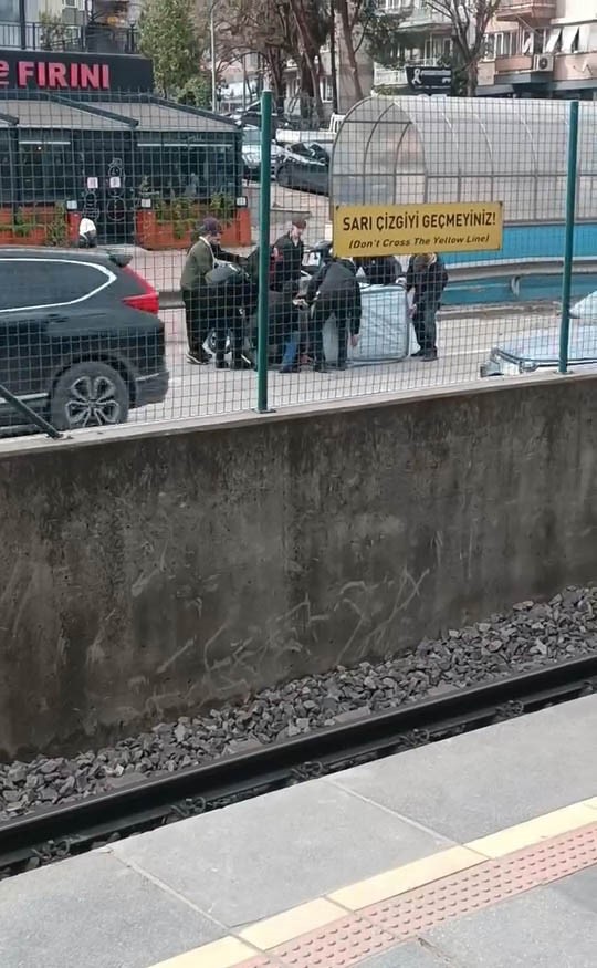 Rüzgarın etkisiyle devrilen otomobile çevredeki vatandaşlar koştu
