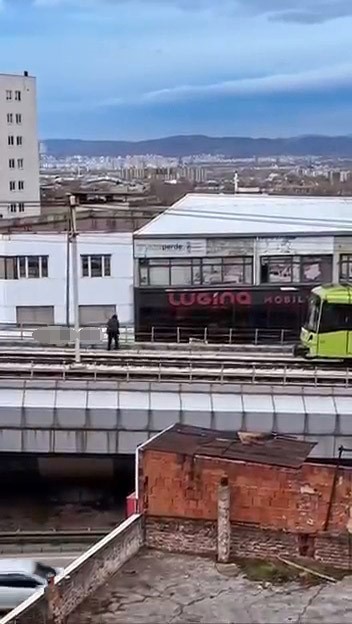 Rüzgarın kopardığı tabela metro hattına düştü
