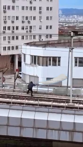 Rüzgarın kopardığı tabela metro hattına düştü
