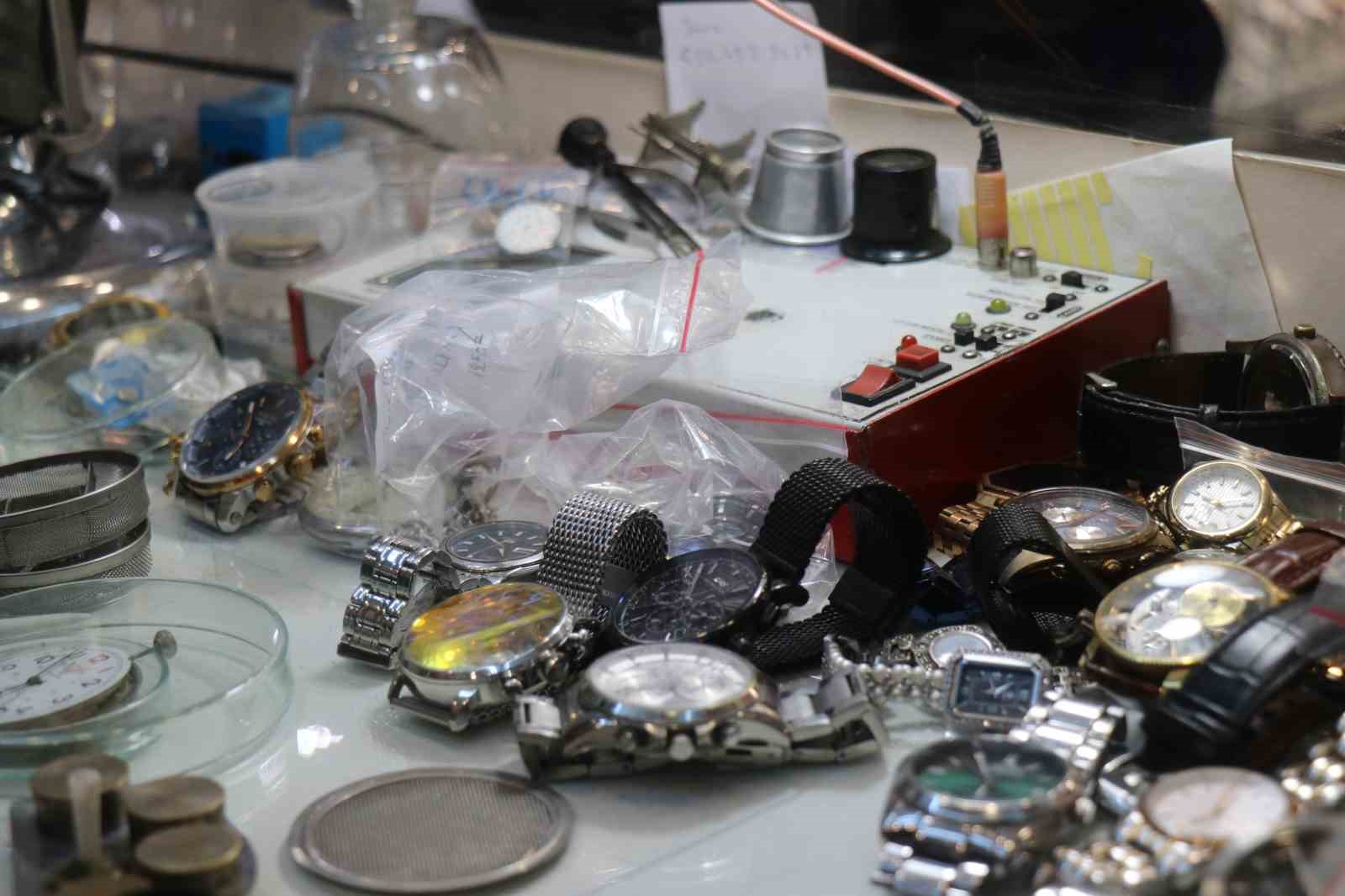 Saat sevdasından yurt dışı eğitimini bıraktı: Yıllardır zamana sevgiyle ayar veriyor
Saat sevdasından yurt dışı eğitimini bıraktı: Yıllardır zamana sevgiyle ayar veriyor