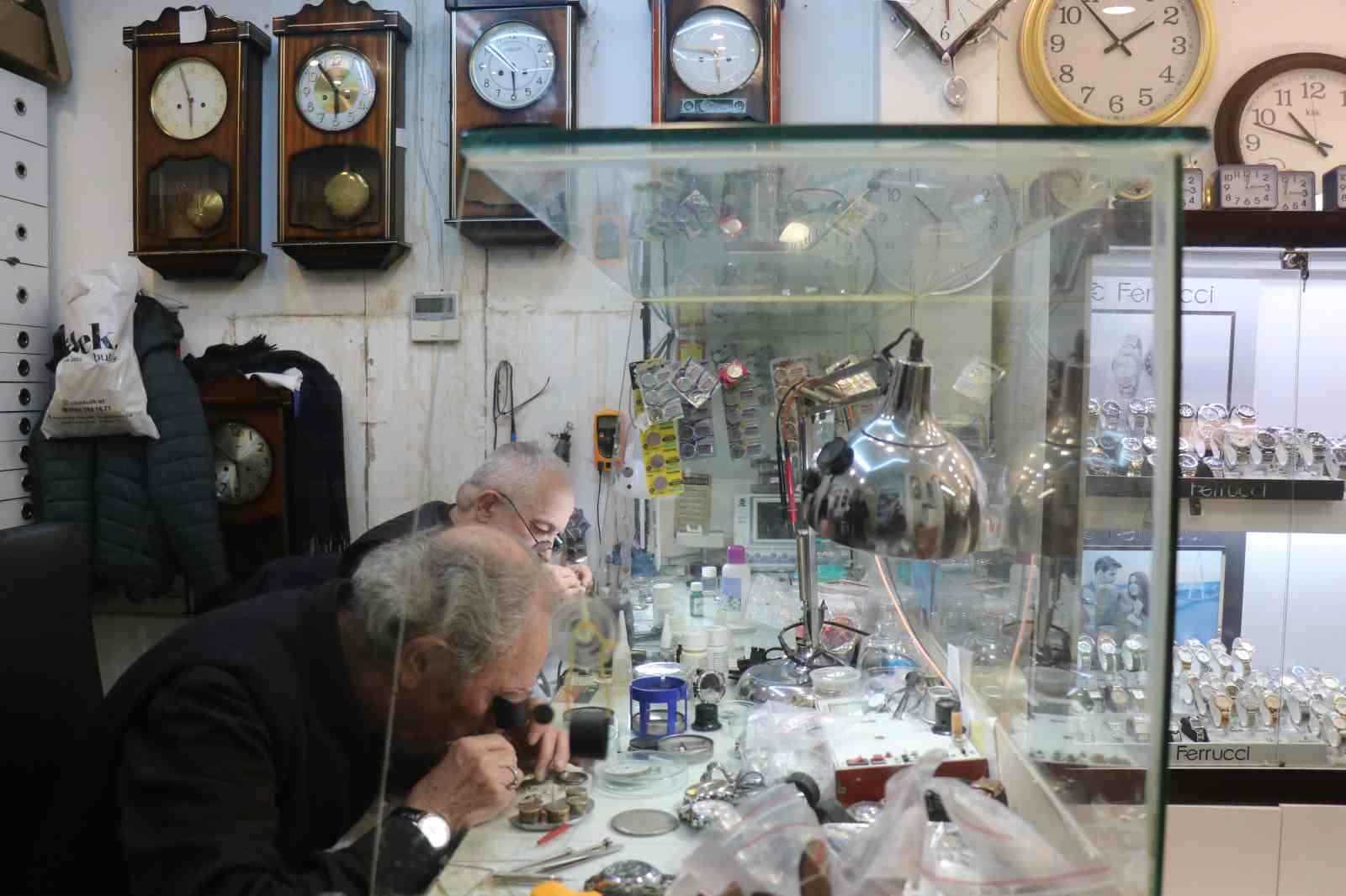 Saat sevdasından yurt dışı eğitimini bıraktı: Yıllardır zamana sevgiyle ayar veriyor
Saat sevdasından yurt dışı eğitimini bıraktı: Yıllardır zamana sevgiyle ayar veriyor