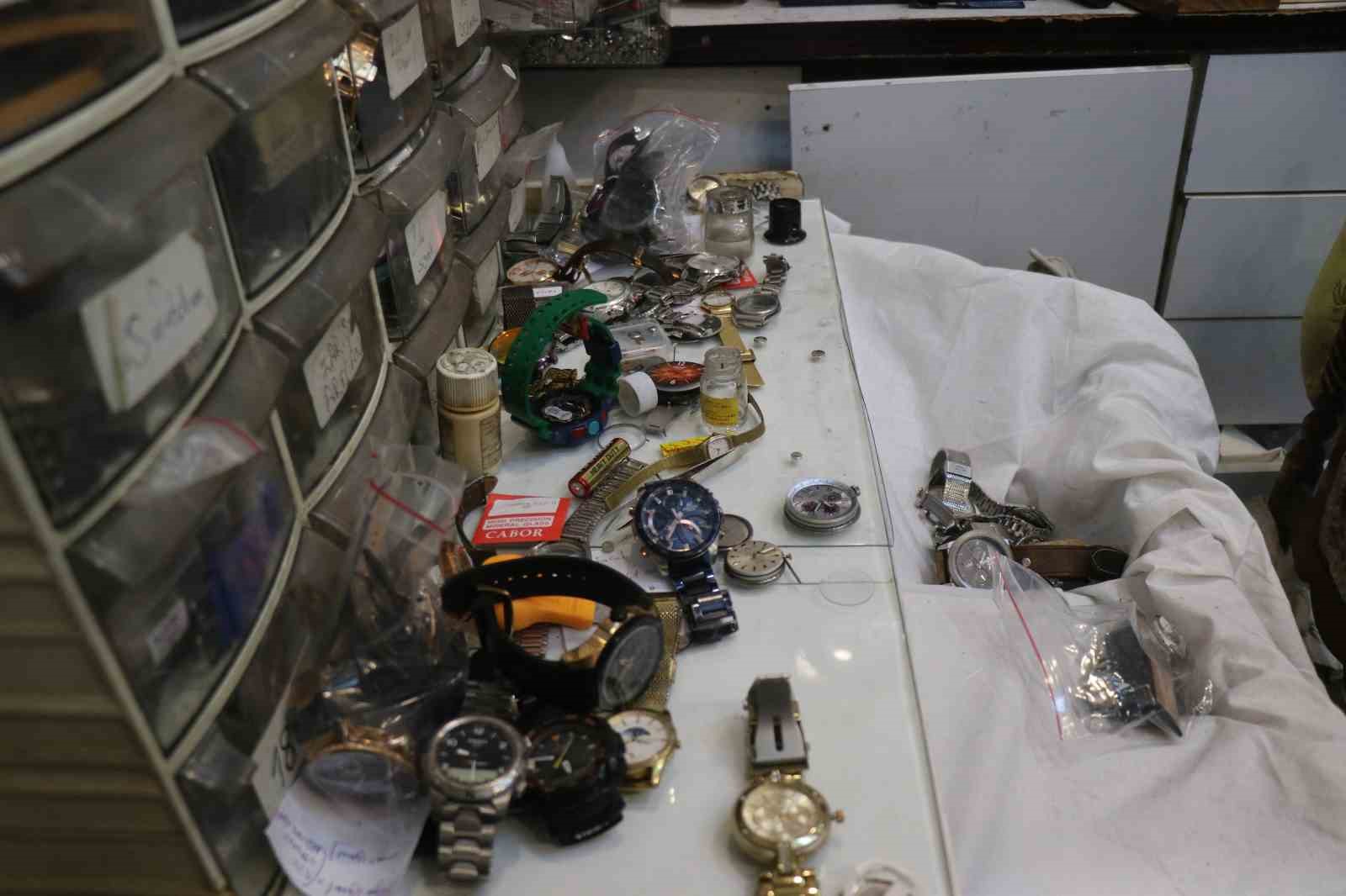 Saat sevdasından yurt dışı eğitimini bıraktı: Yıllardır zamana sevgiyle ayar veriyor
Saat sevdasından yurt dışı eğitimini bıraktı: Yıllardır zamana sevgiyle ayar veriyor