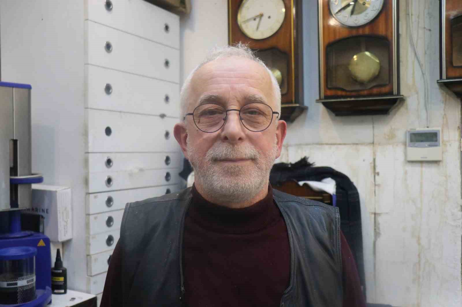 Saat sevdasından yurt dışı eğitimini bıraktı: Yıllardır zamana sevgiyle ayar veriyor
Saat sevdasından yurt dışı eğitimini bıraktı: Yıllardır zamana sevgiyle ayar veriyor