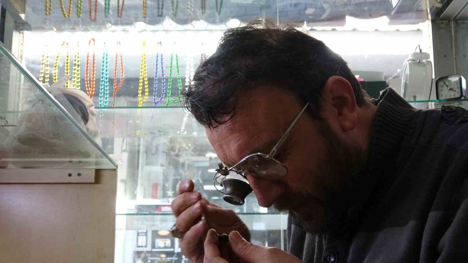 Saatleri 04.17’ye ayarlayan esnafın deprem hatırası
