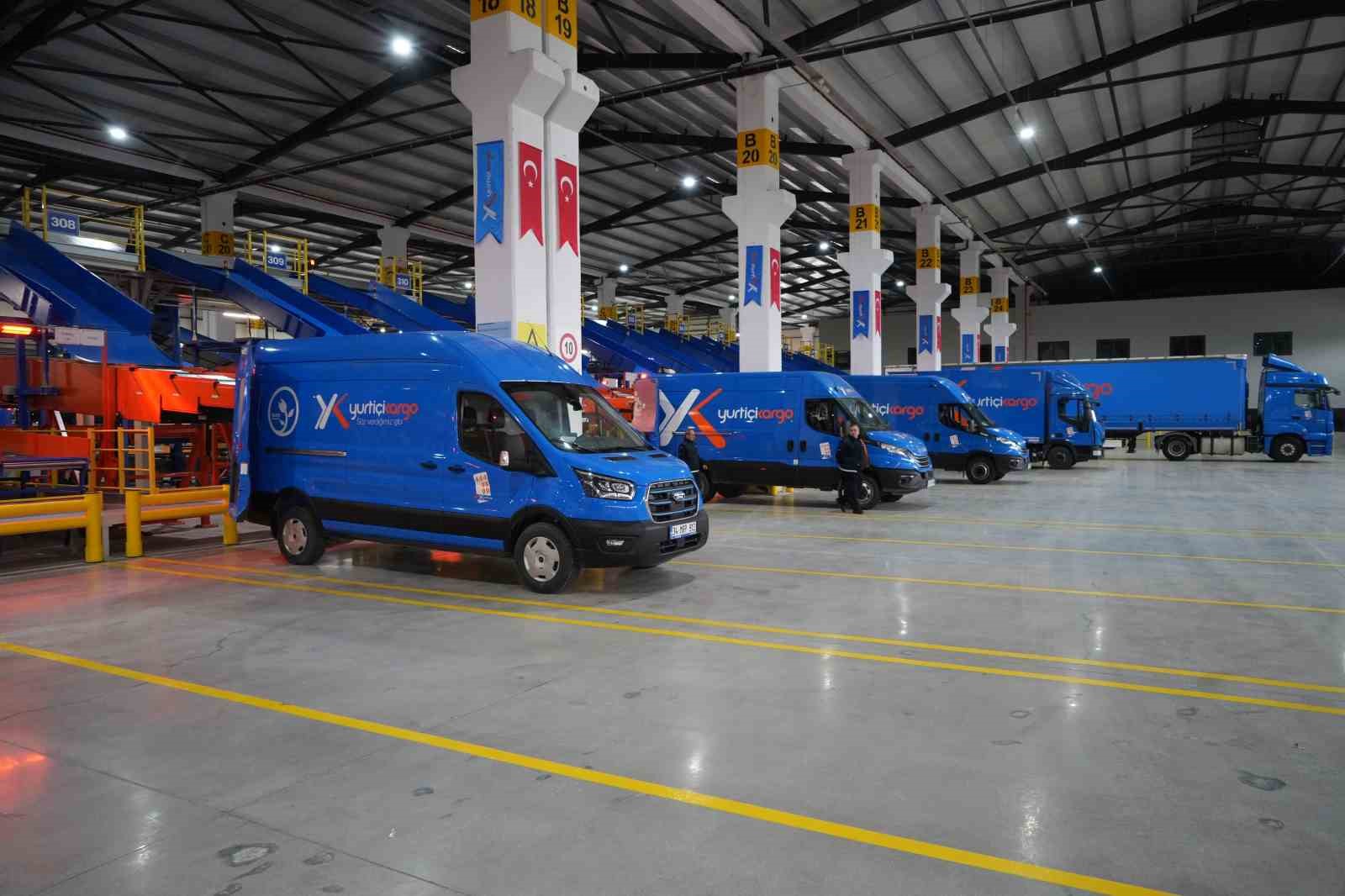 Saatte 25 bin kargo, insan eli değmeden bir araçtan diğerine yükleniyor
