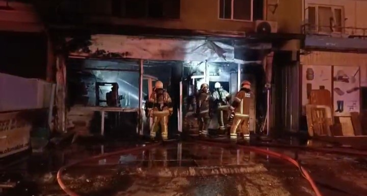 Sabah saatlerinde yangın çıkan dükkan kullanılamaz hale geldi
