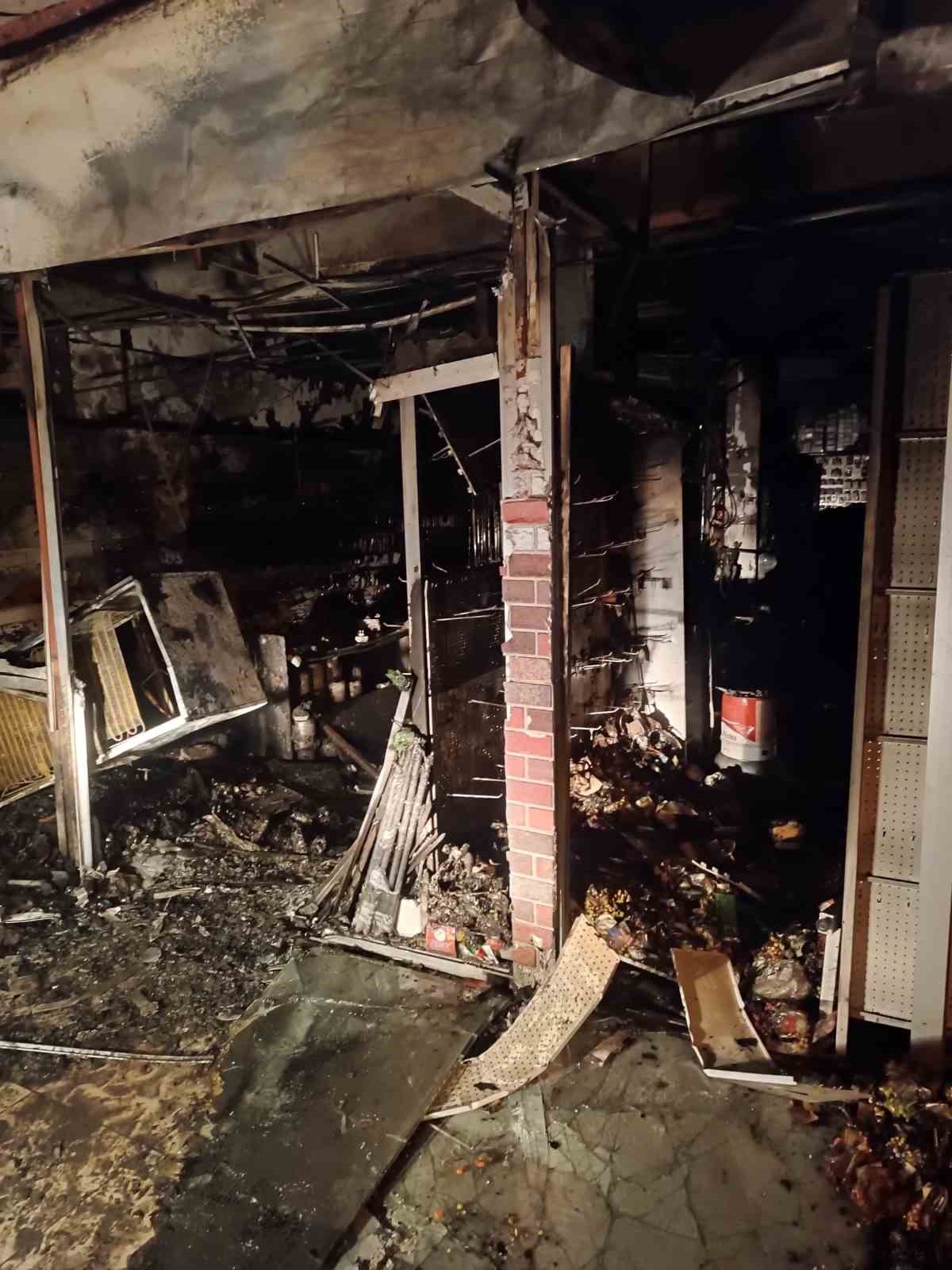 Sabah saatlerinde yangın çıkan dükkan kullanılamaz hale geldi
