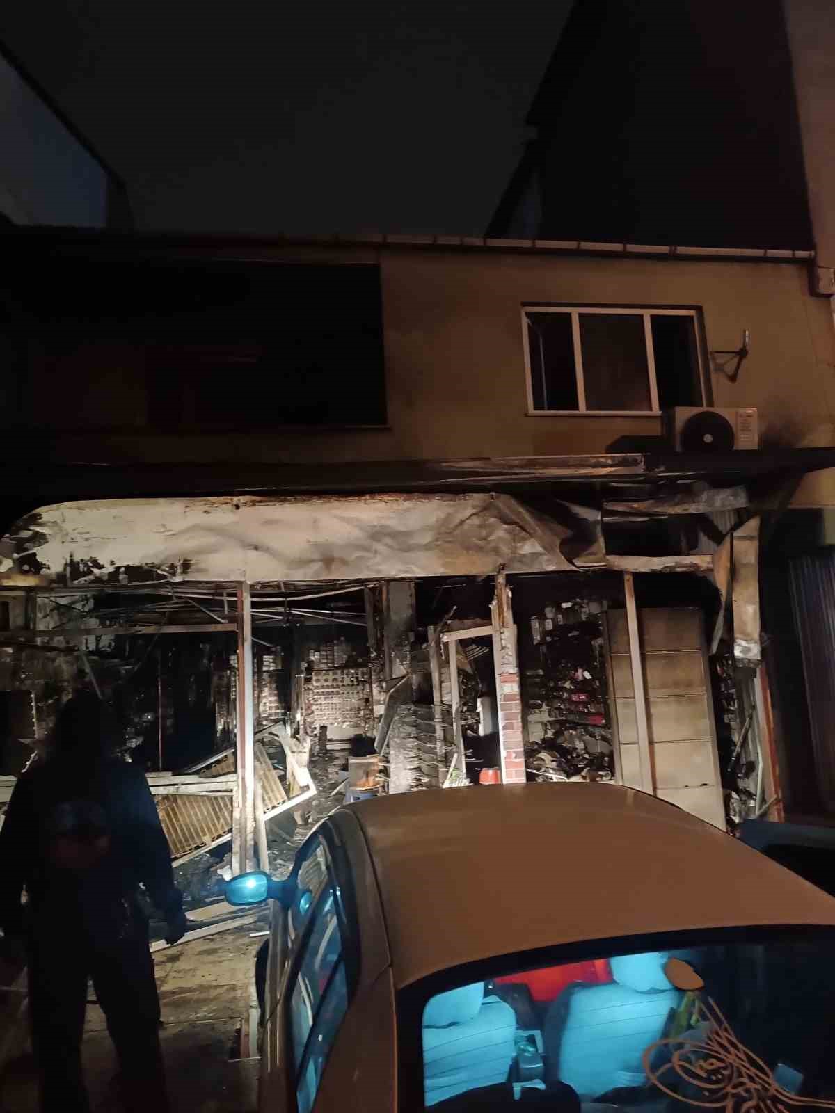 Sabah saatlerinde yangın çıkan dükkan kullanılamaz hale geldi
