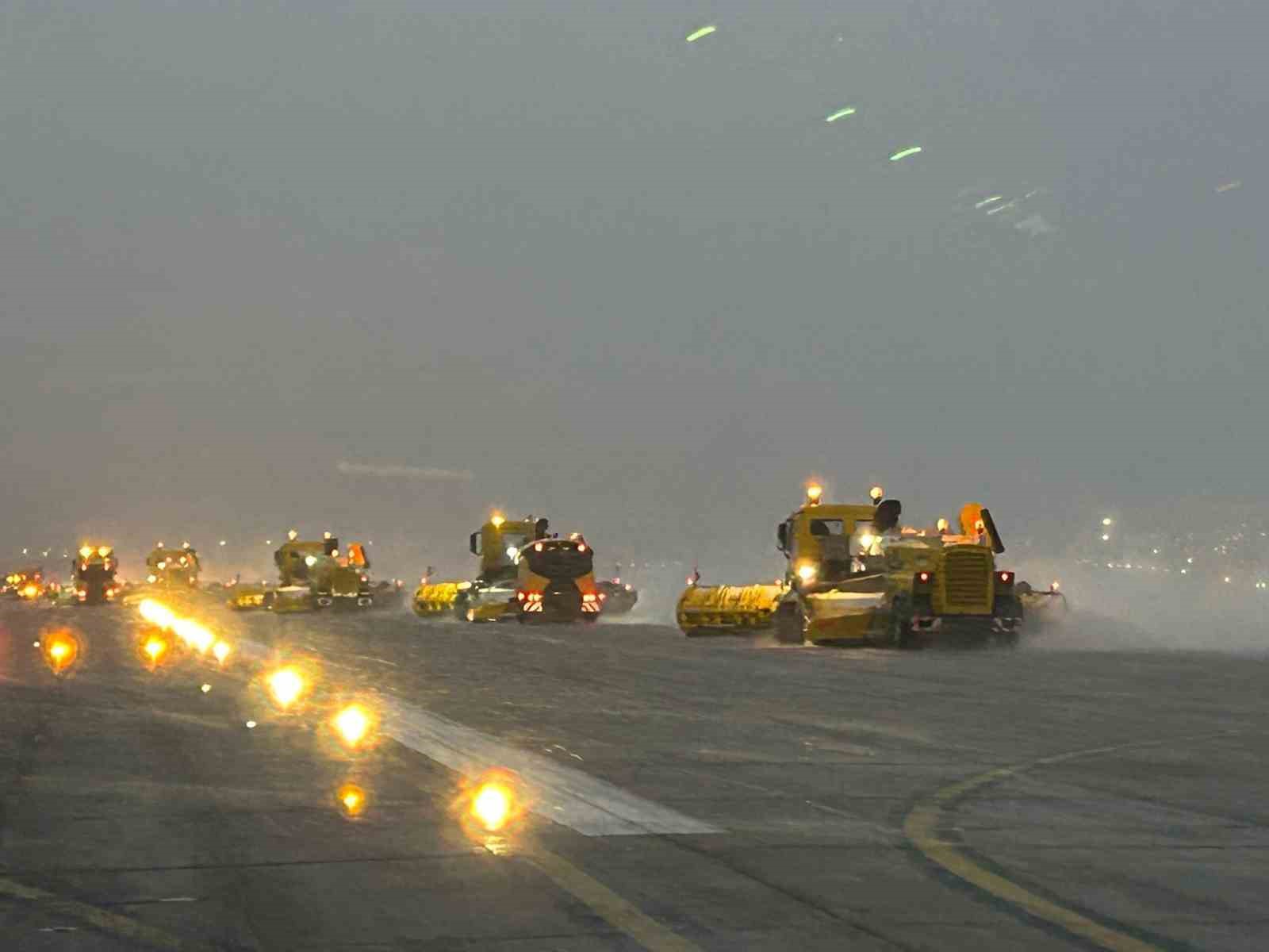 Sabiha Gökçen Havalimanı’nda karla mücadele çalışması
