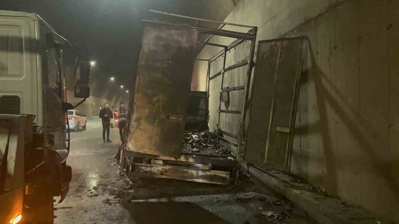 Sabiha Gökçen Havalimanı’nın 2. pistinin altındaki tünelde araç yangını paniğe neden oldu
