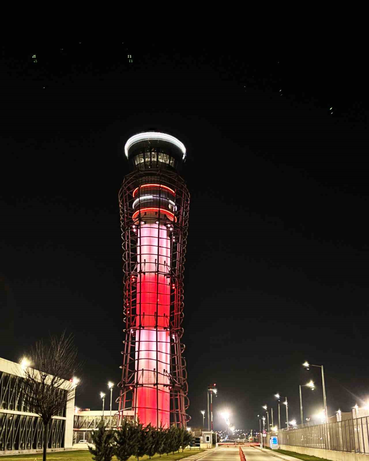 Sabiha Gökçen’de Çanakkale ruhu gökyüzüne yansıdı: ATC, Türk bayrağı renkleriyle aydınlatıldı
