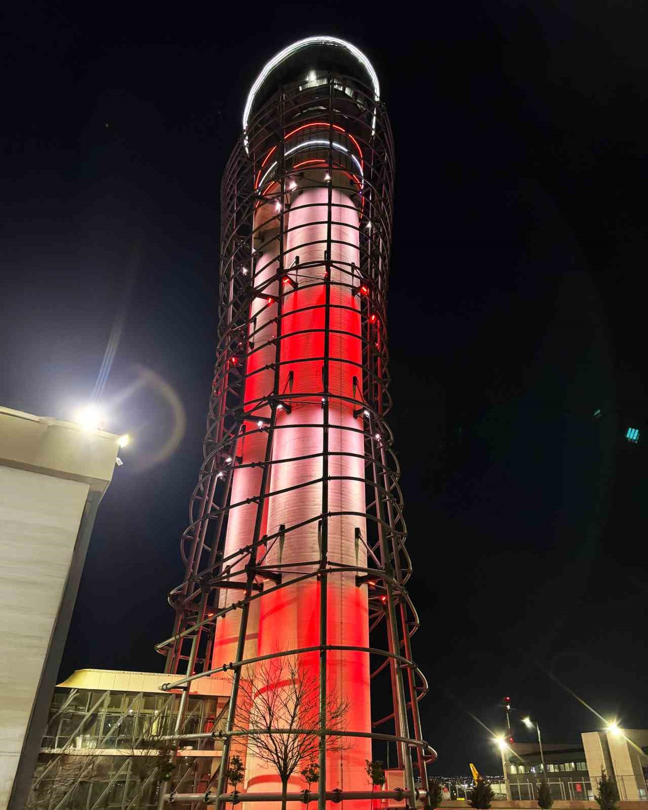 Sabiha Gökçen’de Çanakkale ruhu gökyüzüne yansıdı: ATC, Türk bayrağı renkleriyle aydınlatıldı
